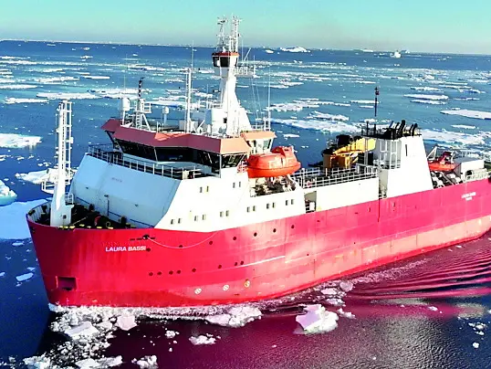 La nave oceanografica Laura Bassi in missione tra i ghiacci polari
