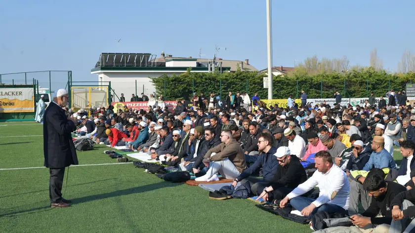 L’intervento di Akram Omar di fronte i fedeli (Bruni)