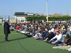 L’intervento di Akram Omar di fronte i fedeli (Bruni)