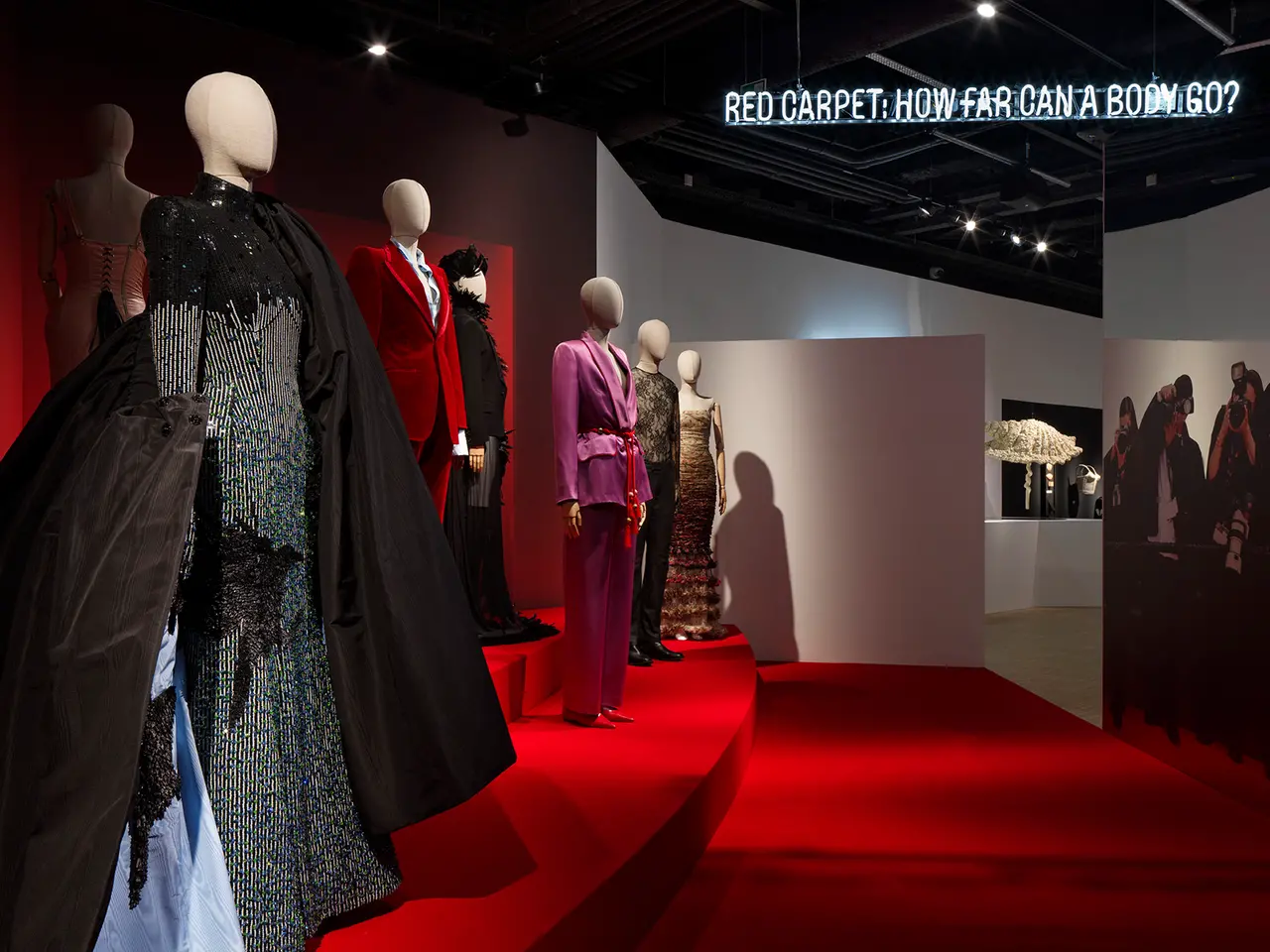 Abiti esposti nella mostra Exposure nella sede di Its Arcademy (foto M.Gardone_Fondazione ITS)