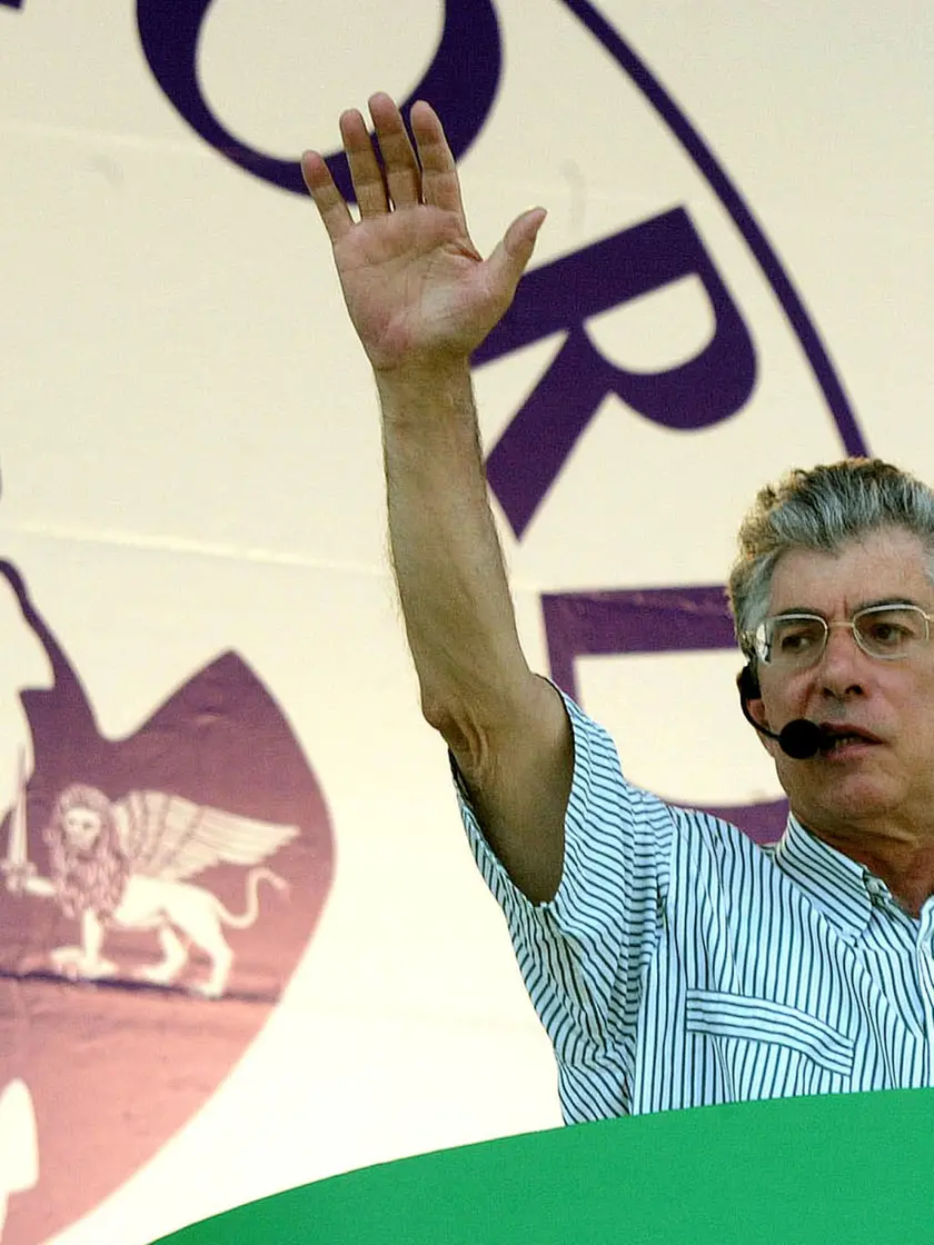 Umberto Bossi sul palco di Pontida nel 2005
