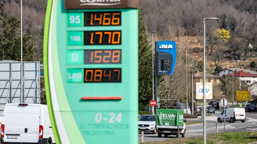 Alcuni distributori di benzina in Slovenia (foto Daniele Tibaldi)