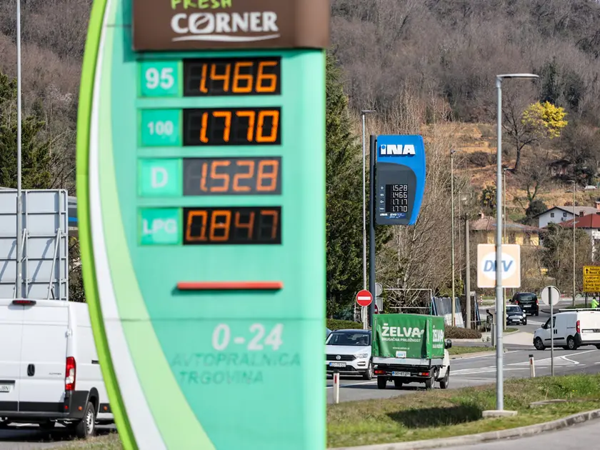 Alcuni distributori di benzina in Slovenia (foto Daniele Tibaldi)