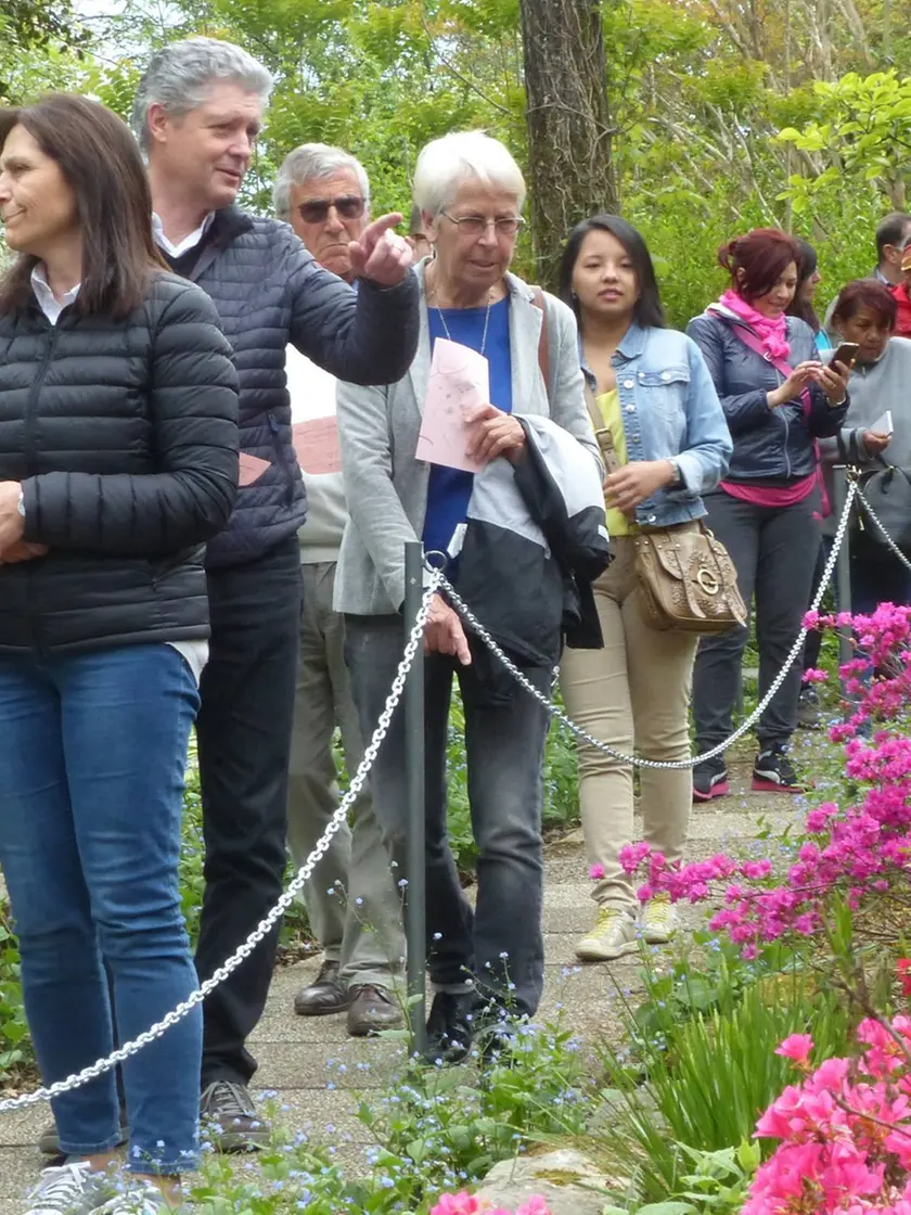 Visitatori al Giardino Viatori in una foto di qualche tempo fa (Marega)