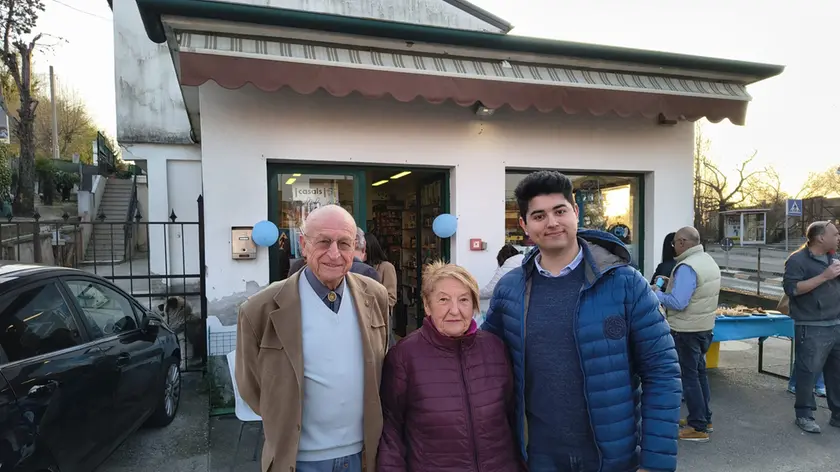 Gino Giani con la moglie e il nuovo titolare della ferramenta, il 24enne Marco Cernecca