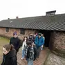 Un gruppo di studenti durante un viaggio d’istruzione nel campo di concentramento di Auschwitz