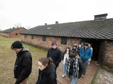 Un gruppo di studenti durante un viaggio d’istruzione nel campo di concentramento di Auschwitz