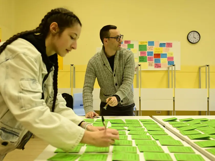 Scrutatori al lavoro sabato in un seggio a Pordenone per vidimare le schede del referendum. foto Petrussi Favaretto