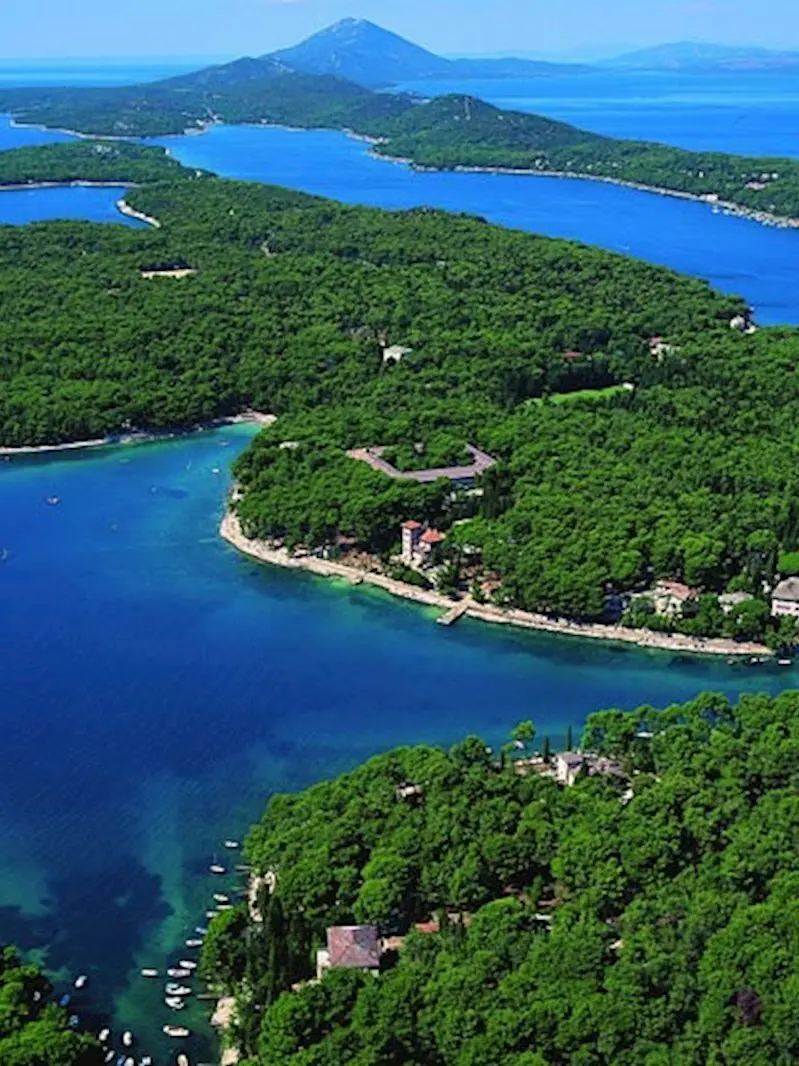 Lussino. La baia di Cigale, e sullo sfondo, il monte Ossero (Foto liraviaggi.it)