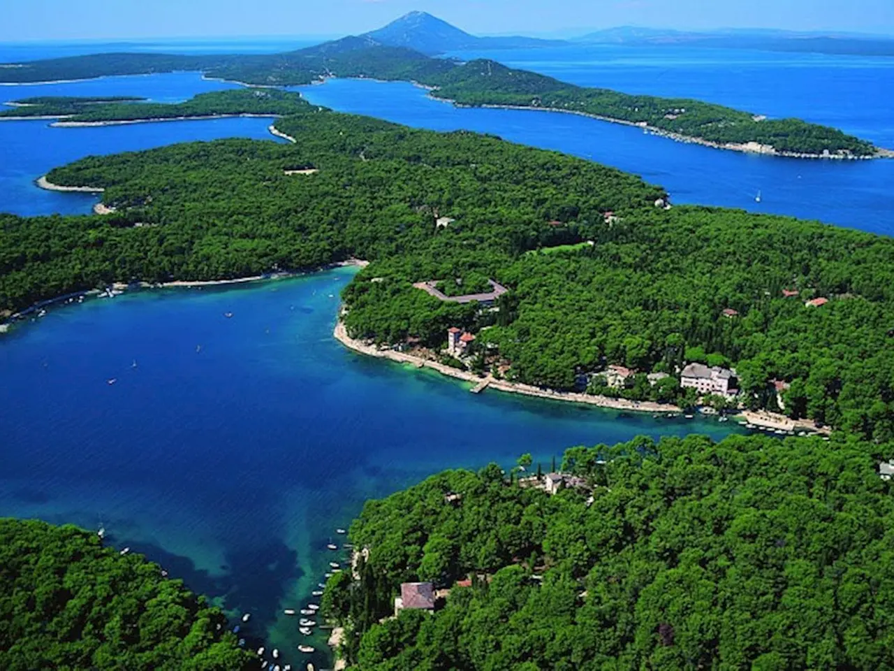 Lussino. La baia di Cigale, e sullo sfondo, il monte Ossero (Foto liraviaggi.it)
