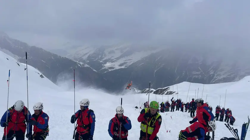 Valanga travolge un gruppo di scialpinisti