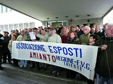 Nella foto d’archivio una delle manifestazioni dell’Associazione esposti amianto a Trieste