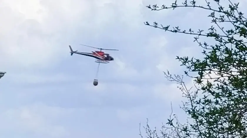 L'elicottero dei Vigili del fuoco in azione domenica 22 marzo ad Aurisina
