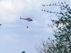 L'elicottero dei Vigili del fuoco in azione domenica 22 marzo ad Aurisina