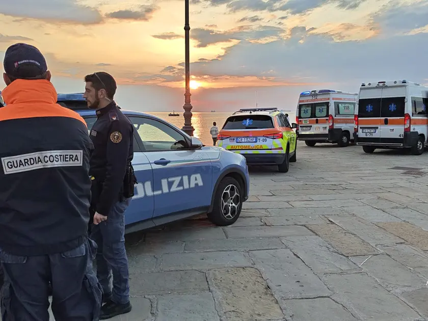 I soccorsi sul Molo Audace