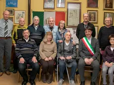 Sardon, nome di battaglia “Willi”, con i suoi cari e il sindaco (Bonaventura)