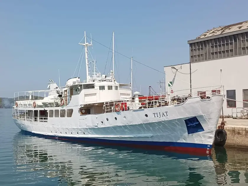 Un’immagine del Tijat, per decenni al servizio delle isole di Sebenico