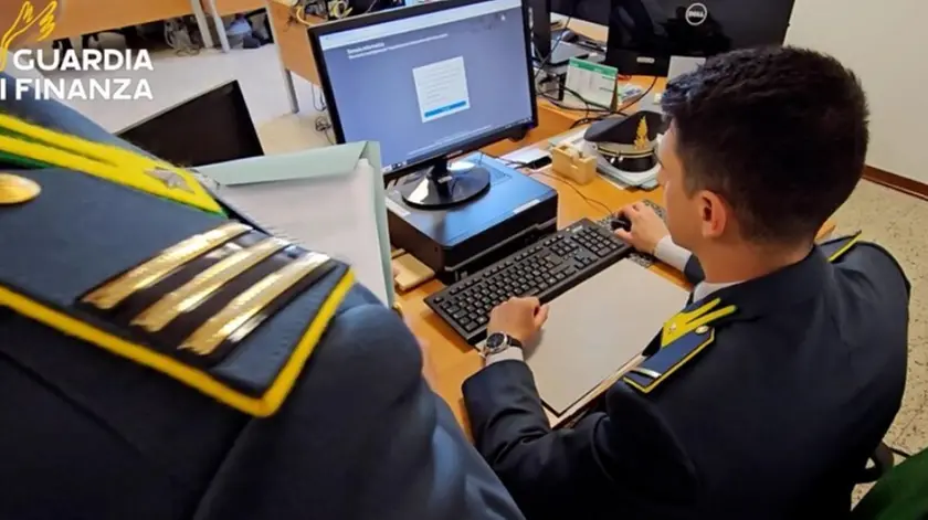 Militari della Guardia di finanza impegnati, come le altre forze di polizia, nel contrasto alle truffe con criptovalute