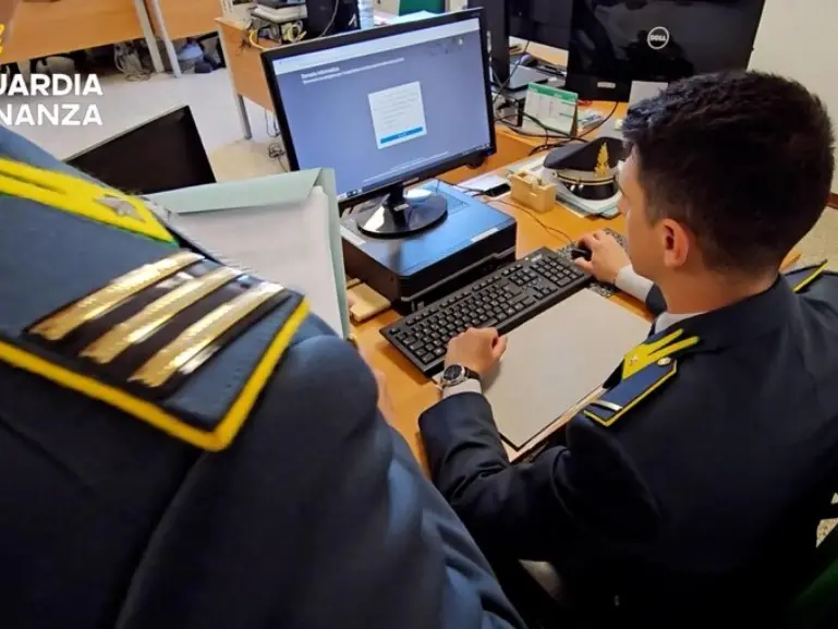 Militari della Guardia di finanza impegnati, come le altre forze di polizia, nel contrasto alle truffe con criptovalute