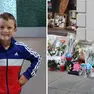 Il piccolo Giovanni Trame e i fiori e peluche lasciati all’esterno dello stabile di piazza Marconi 3 a Muggia, teatro del delitto (Lasorte)