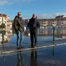 Luca e Michele Mariocco davanti al porto con l’acqua alta che si sta ritirando