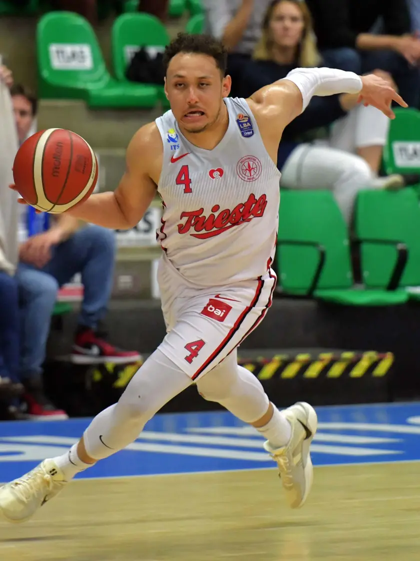 Il playmaker Colbey Ross sarà a disposizione a Cantù (foto Francesco Bruni)