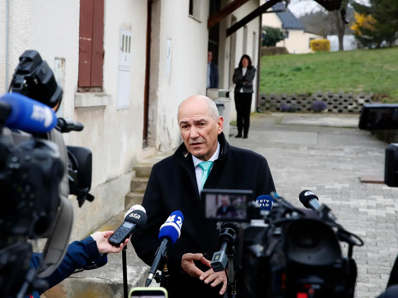 Janez Janša parla alla stampa domenica nel villaggio di Arce vicino a Velenje (foto Epa)