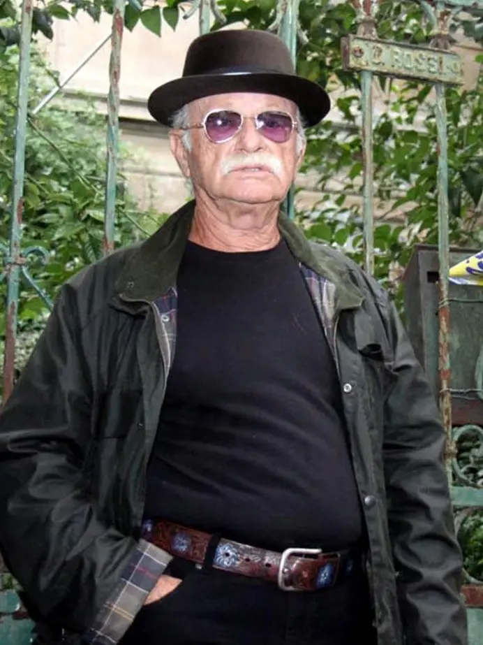 Gino Paoli davanti al cancello della casa di famiglia a Monfalcone dov'era nato nel 1934