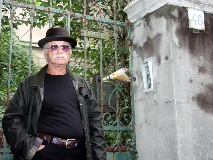 Gino Paoli davanti al cancello della casa di famiglia a Monfalcone dov'era nato nel 1934