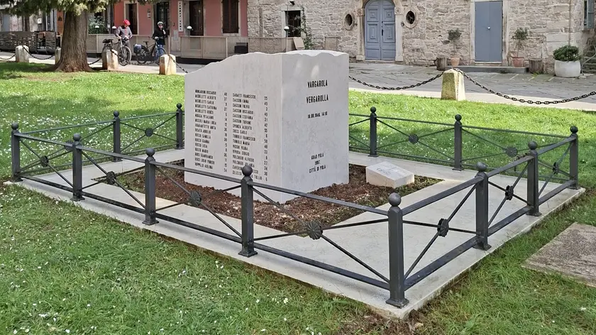 Il nuovo cippo dedicato alle vittime di Vergarolla vicino al duomo di Pola
