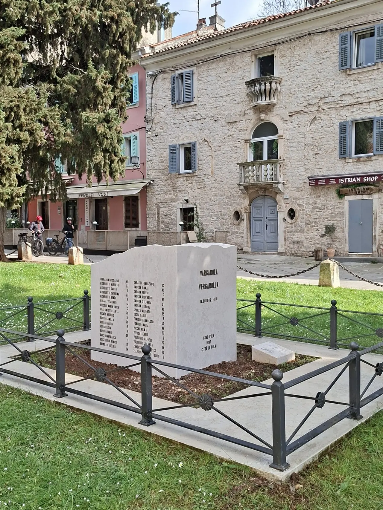 Il nuovo cippo dedicato alle vittime di Vergarolla vicino al duomo di Pola