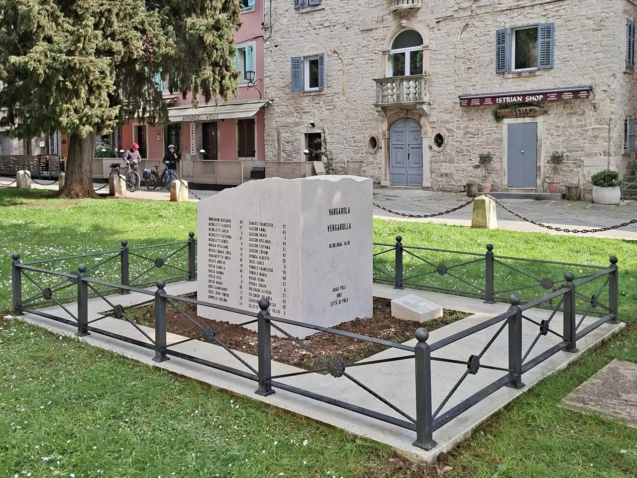 Il nuovo cippo dedicato alle vittime di Vergarolla vicino al duomo di Pola