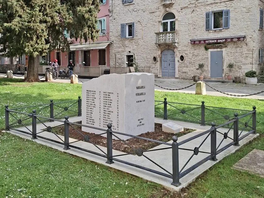 Il nuovo cippo dedicato alle vittime di Vergarolla vicino al duomo di Pola