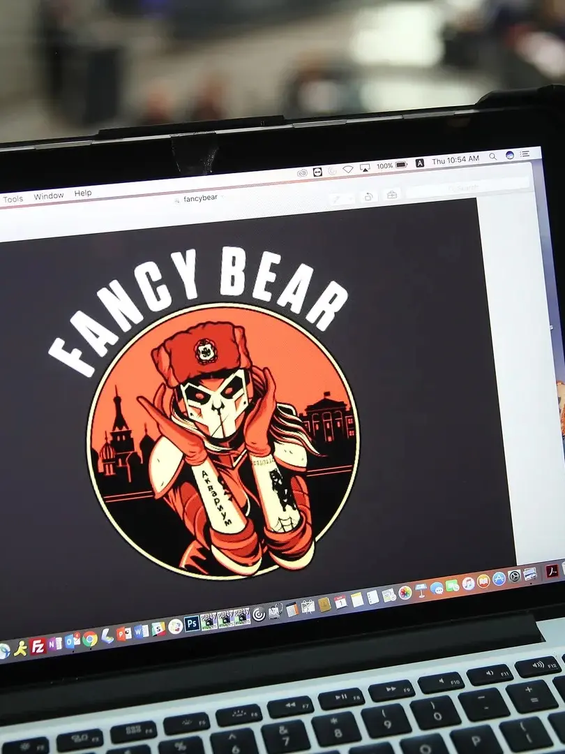 Il logo del gruppo hacker russo Fancy Bear accusato di aver condotto attacchi alle istituzioni serbe della difesa