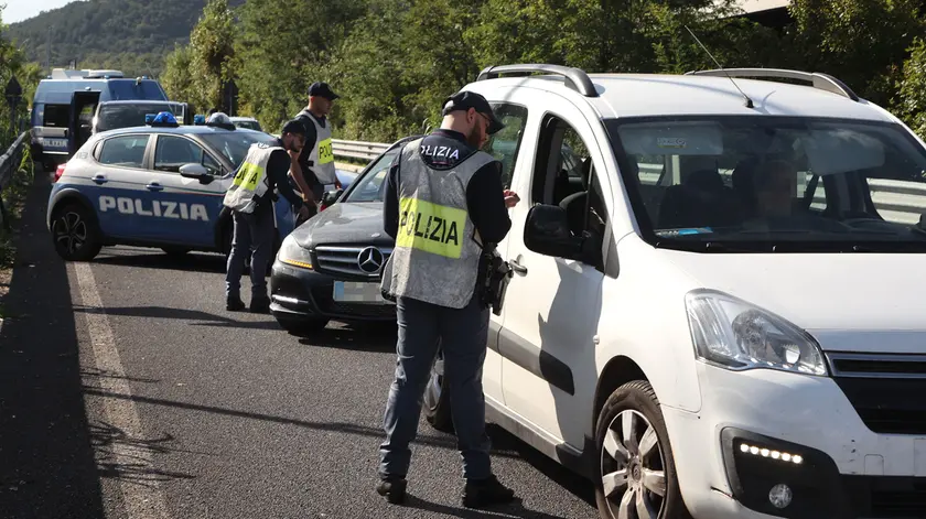 Alcuni agenti della Polizia di frontiera impegnati in un controllo al confine foto Lasorte