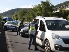 Alcuni agenti della Polizia di frontiera impegnati in un controllo al confine foto Lasorte
