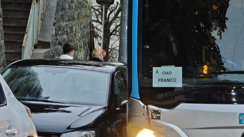 Gli autobus listati a lutto (Lasorte)
