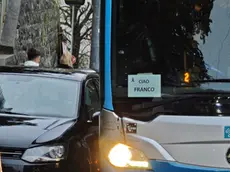 Gli autobus listati a lutto (Lasorte)