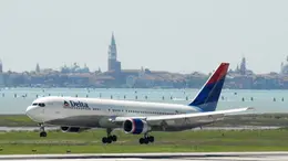 INAUGURATO IL NUOVO VOLO VENEZIA - ATLANTA DALL'AEROPORTO MARCO POLO CON LA DELTA AIR LINES IN FOTO UN AEREO AL DECOLLO