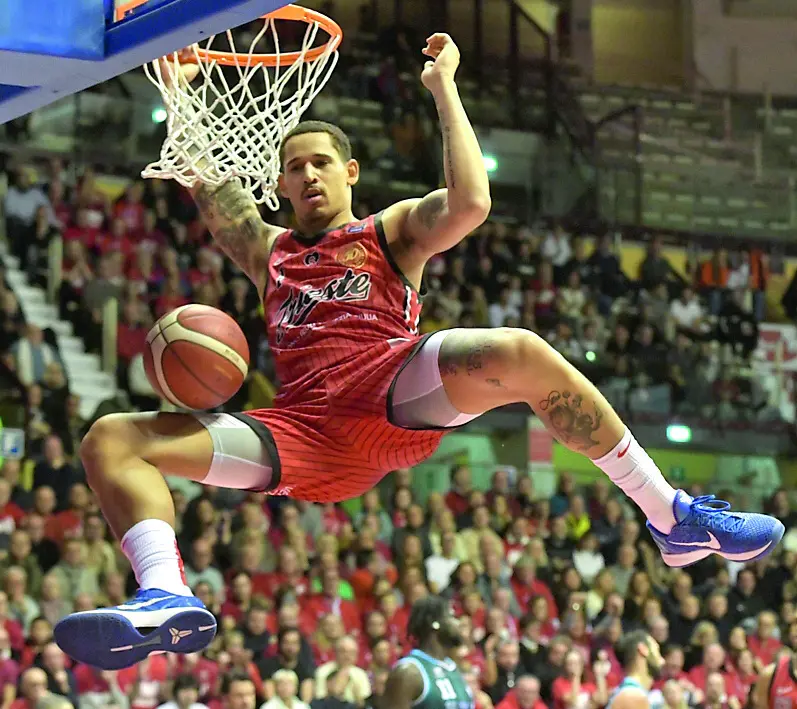 Un’acrobazia di Juan Toscano-Anderson della Pallacanestro Trieste (foto Bruni)