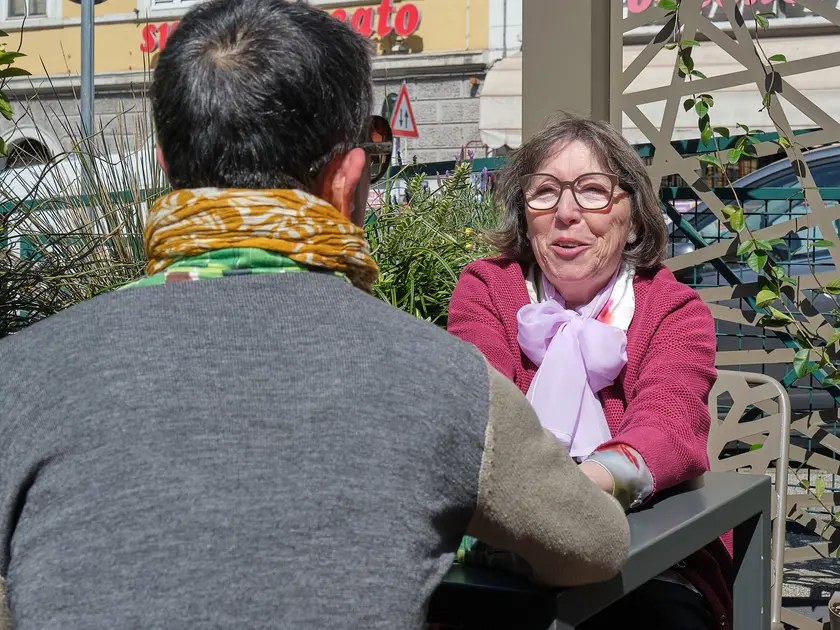 Filippa e, di spalle, Ilaria al tavolino del bar di piazza Perugino dove sabato le due donne si sono trovate Foto Silvano