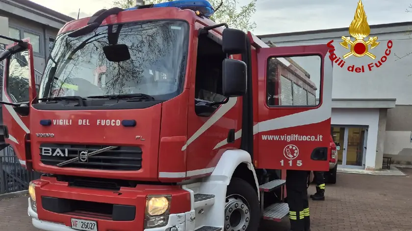 L'intervento dei Vigili del fuoco al liceo Petrarca in via Rossetti: non è il primo atto vandalico