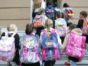 Bambini all’ora della campanella in una scuola elementare