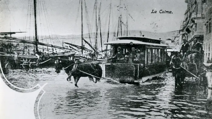 Le vetture del tram trainate da cavalli a Trieste