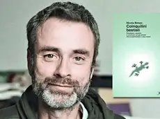 Nicola Bressi con la copertina del suo libro Coinquilini bestiali