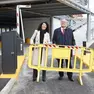 L’inaugurazione del piano superiore del bipiano con sindaco e assessore che spostano la transenna