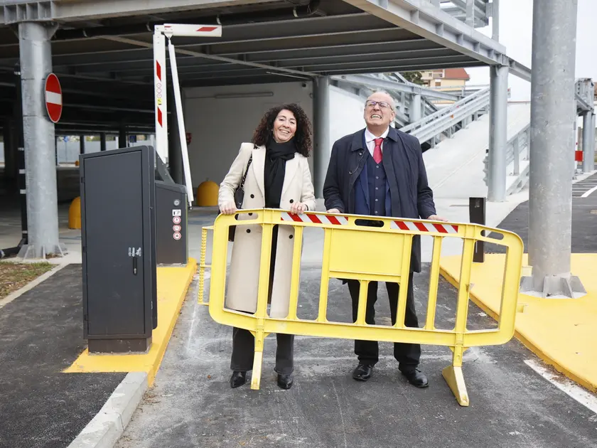 L’inaugurazione del piano superiore del bipiano con sindaco e assessore che spostano la transenna