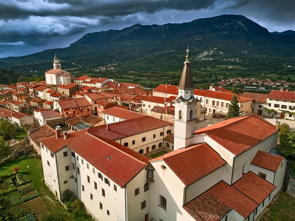 Il villaggio medievale di Santa Croce di Aidussina