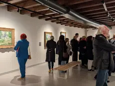 Visitatori nelle sale dell'Esedra di Villa Manin per la mostra Confini