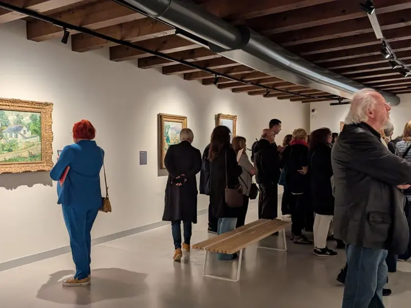 Visitatori nelle sale dell'Esedra di Villa Manin per la mostra Confini